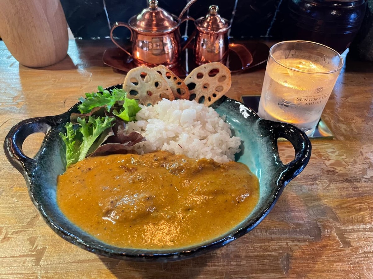 島根県安来市にある流木家具屋×カフェ「relaKS」のスパイスカレー