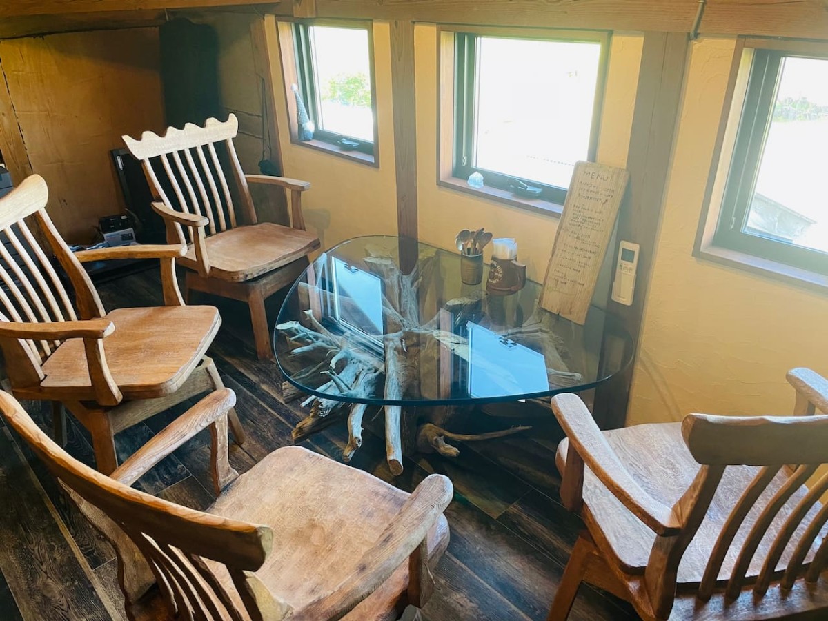 島根県安来市にある流木家具屋×カフェ「relaKS」の2階