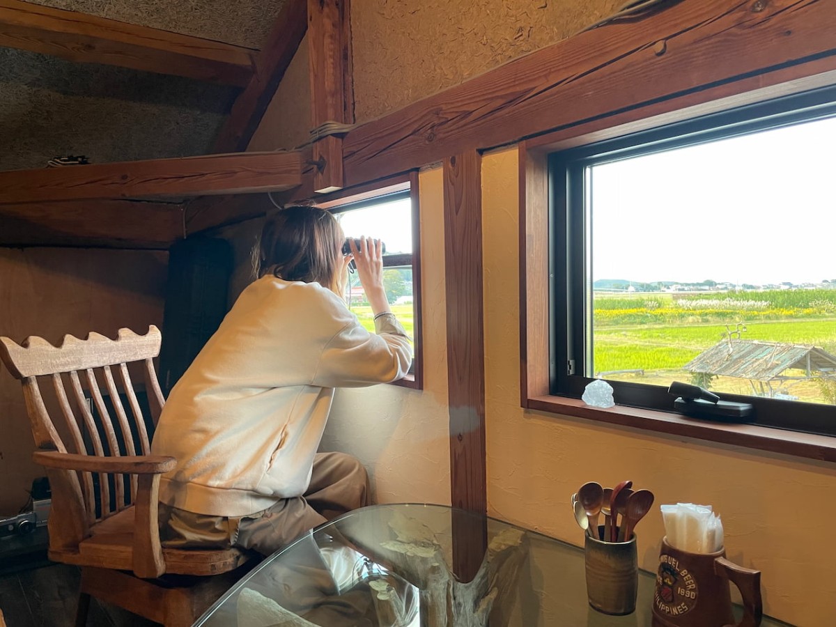 島根県安来市にある流木家具屋×カフェ「relaKS」の２階ロフト席からバードウォッチング