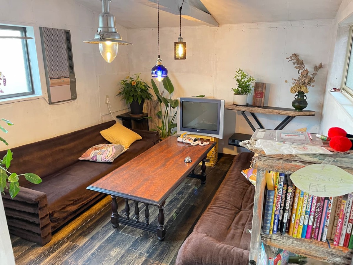 島根県安来市にある流木家具屋×カフェ「relaKS」の１階個室。