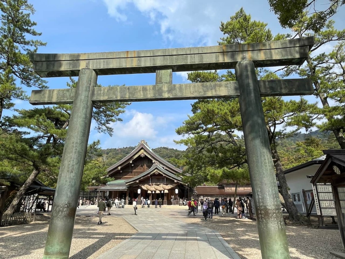 島根県出雲市にある出雲大社の４番目の銅の鳥居