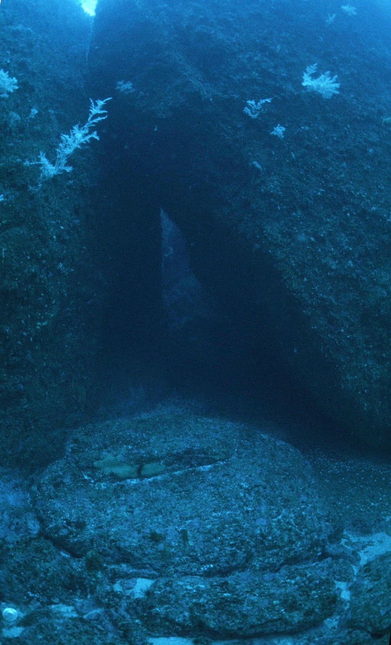 島根県出雲市日御碕にある海底遺跡の岩屋跡