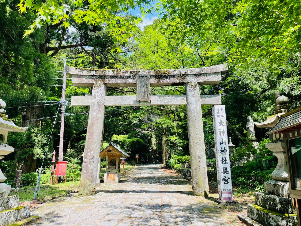 鳥取県西伯郡大山町にある大神山神社奥宮の最初の鳥居