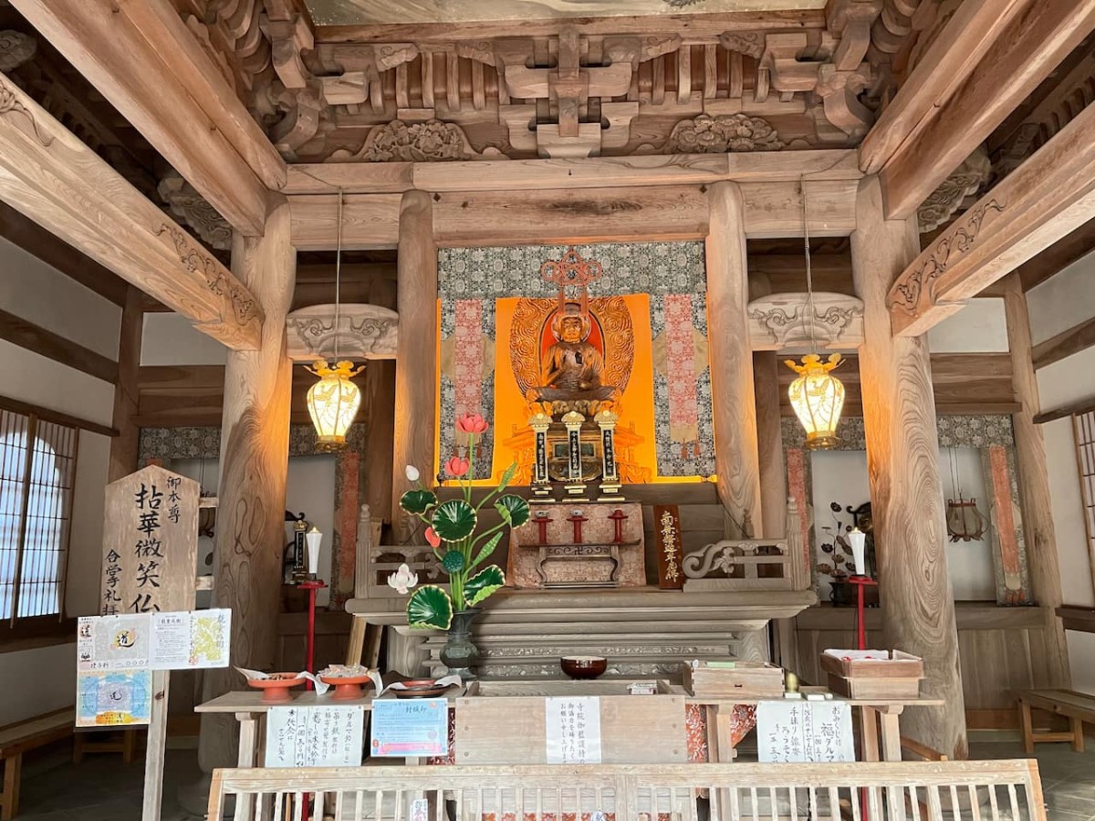 島根県安来市にある雲樹寺の仏殿、ご本尊。
