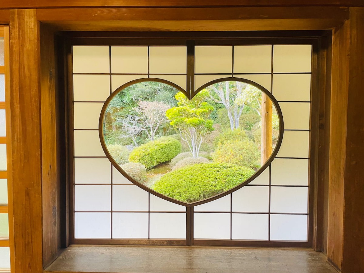 島根県安来市にある雲樹寺のハート窓