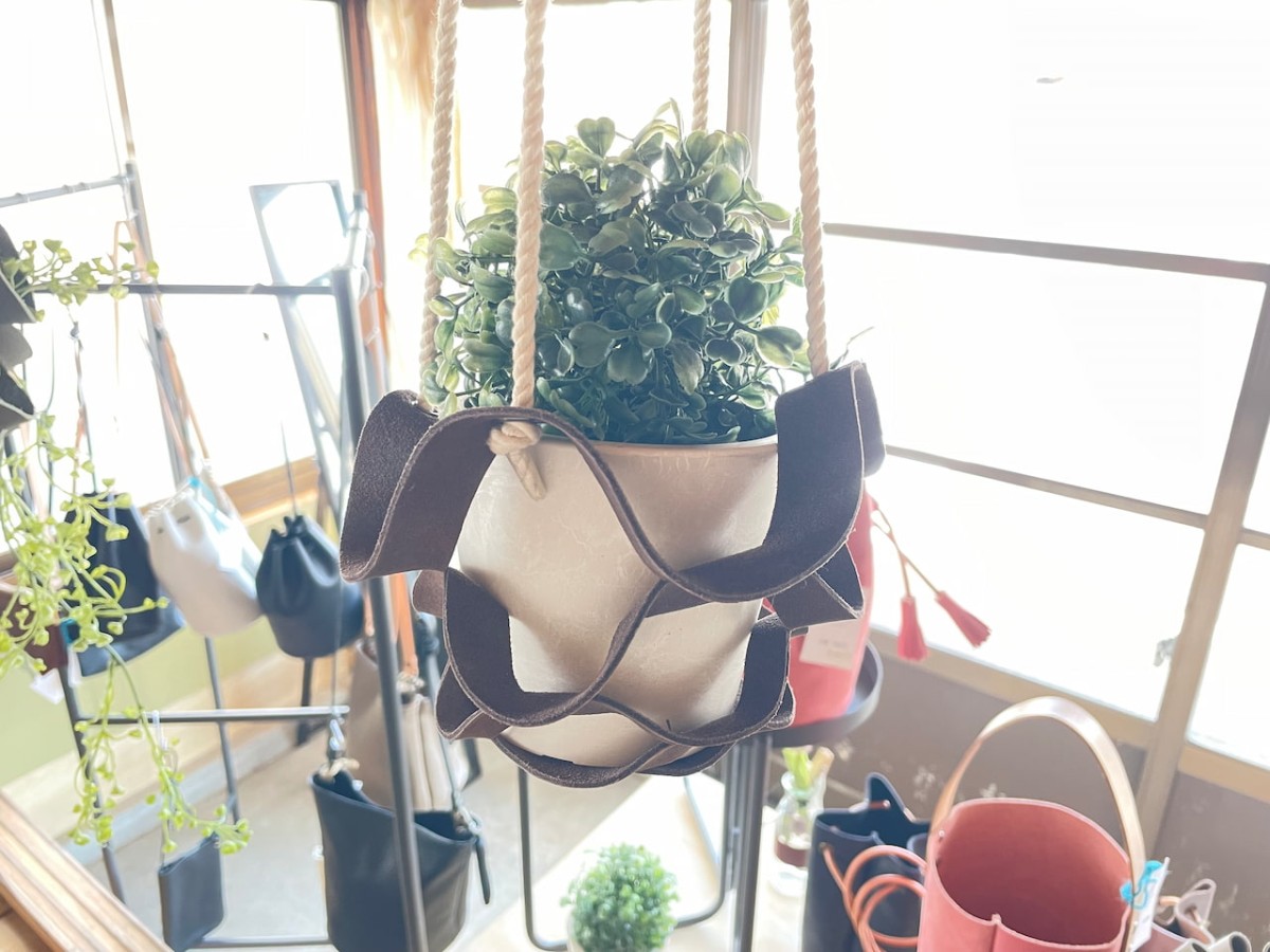 島根県安来市にあるレザークラフトEASTWOODのフラワーベース