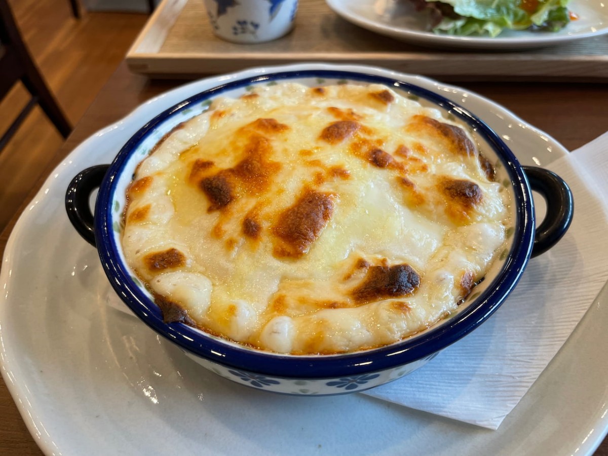 島根県安来市にあるジェラート&amp;レストラン「ワライカワセミ」のサケのドリア