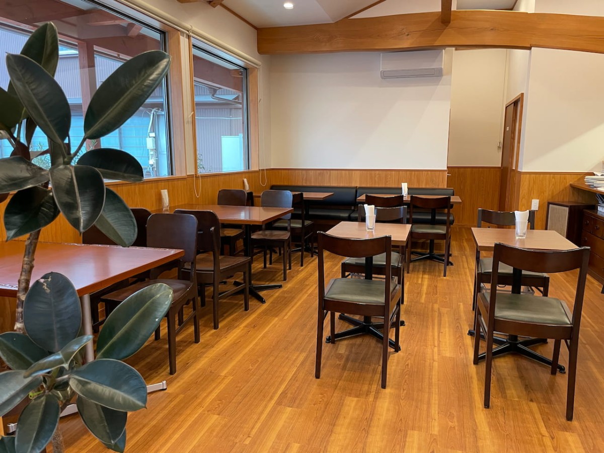 島根県安来市にあるジェラート&amp;レストラン「ワライカワセミ」の店内