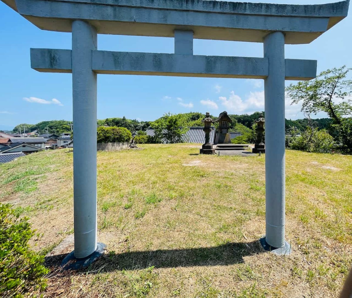 島根県安来市にある月形神社のウサギ山