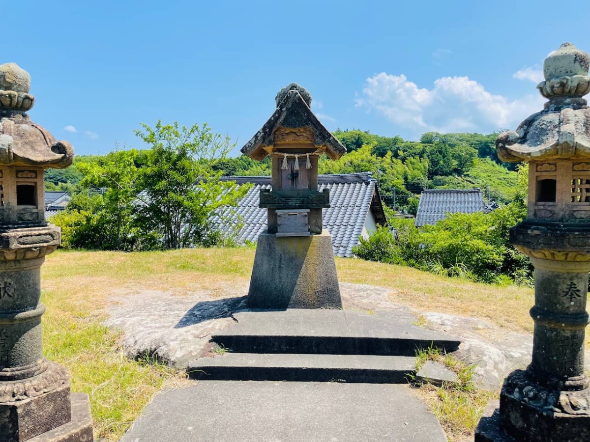 島根県安来市にある月形神社のご神体、ウサギ山にある秋葉神社