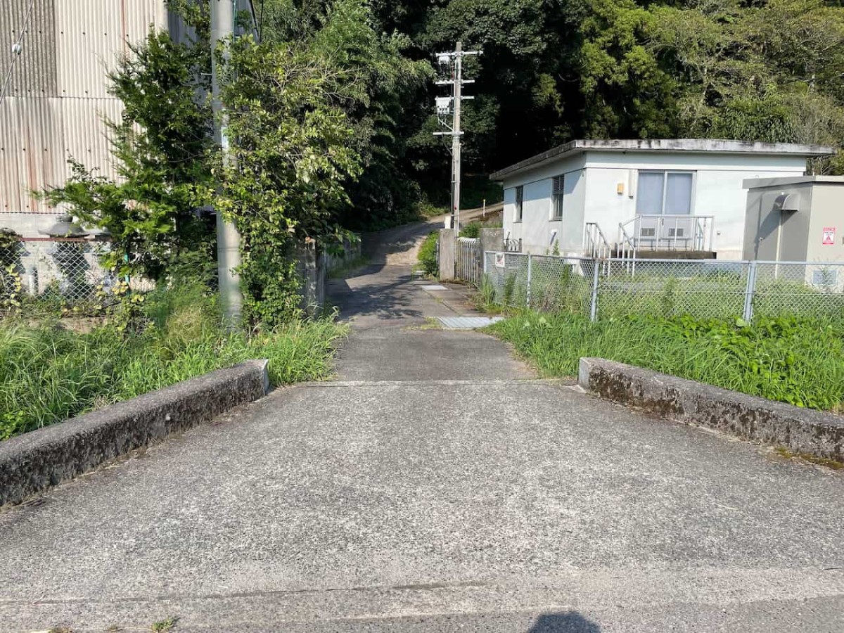 西伯郡伯耆町にある赤岩神社の参道