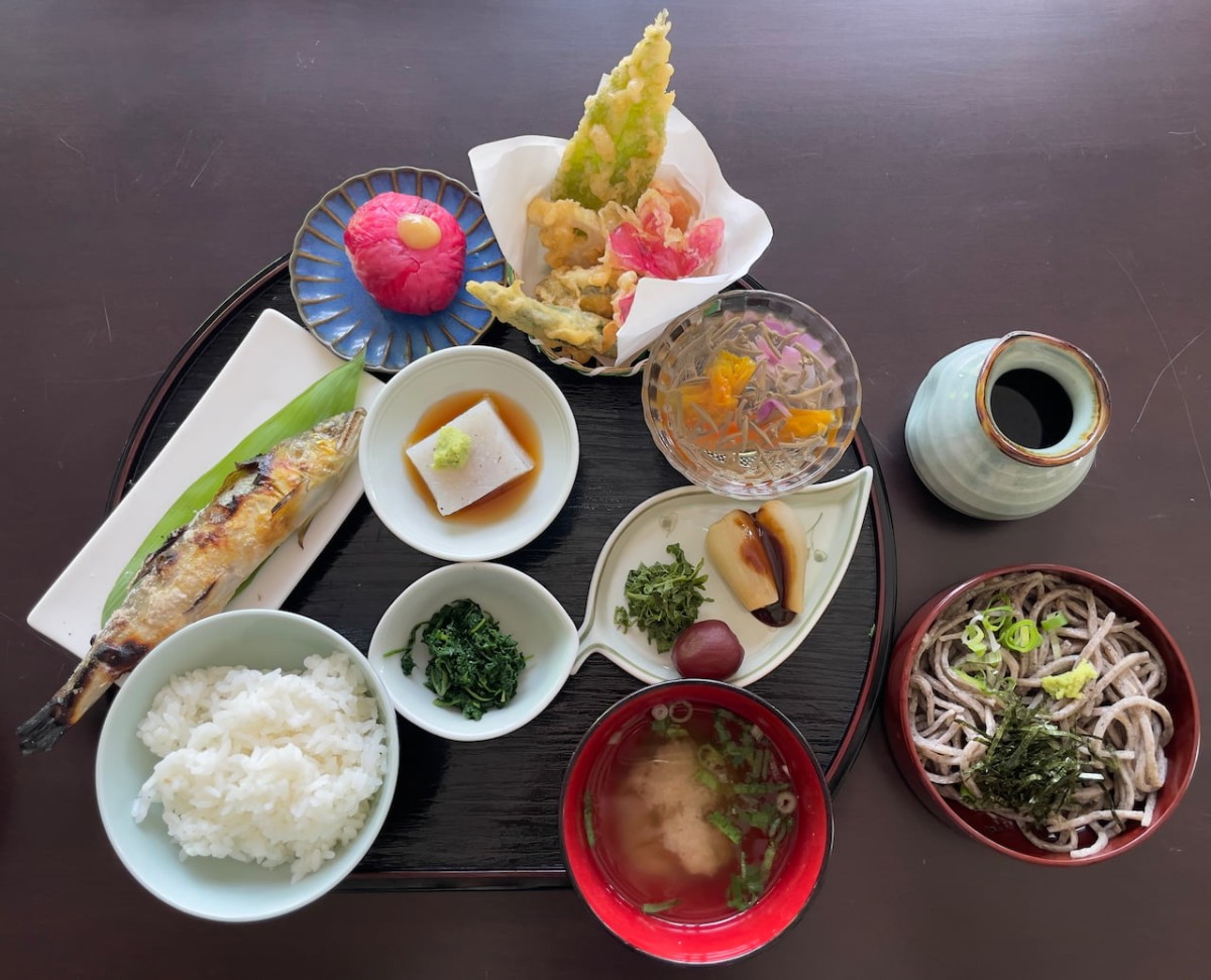 島根県奥出雲町にある食事処『卜蔵庭園椿庵』のランチ「卜蔵御膳」