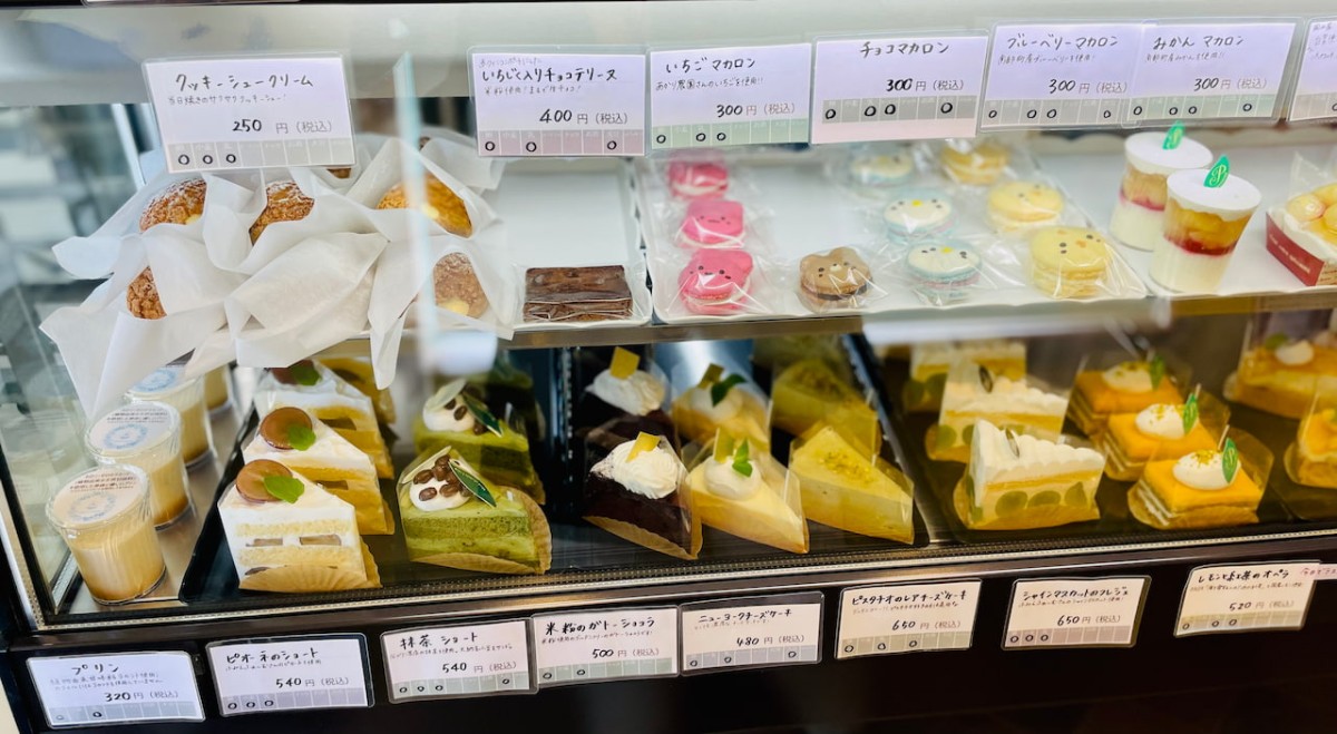 西伯郡南部町にあるケーキ屋ふるーるのショーケースに並ぶケーキ