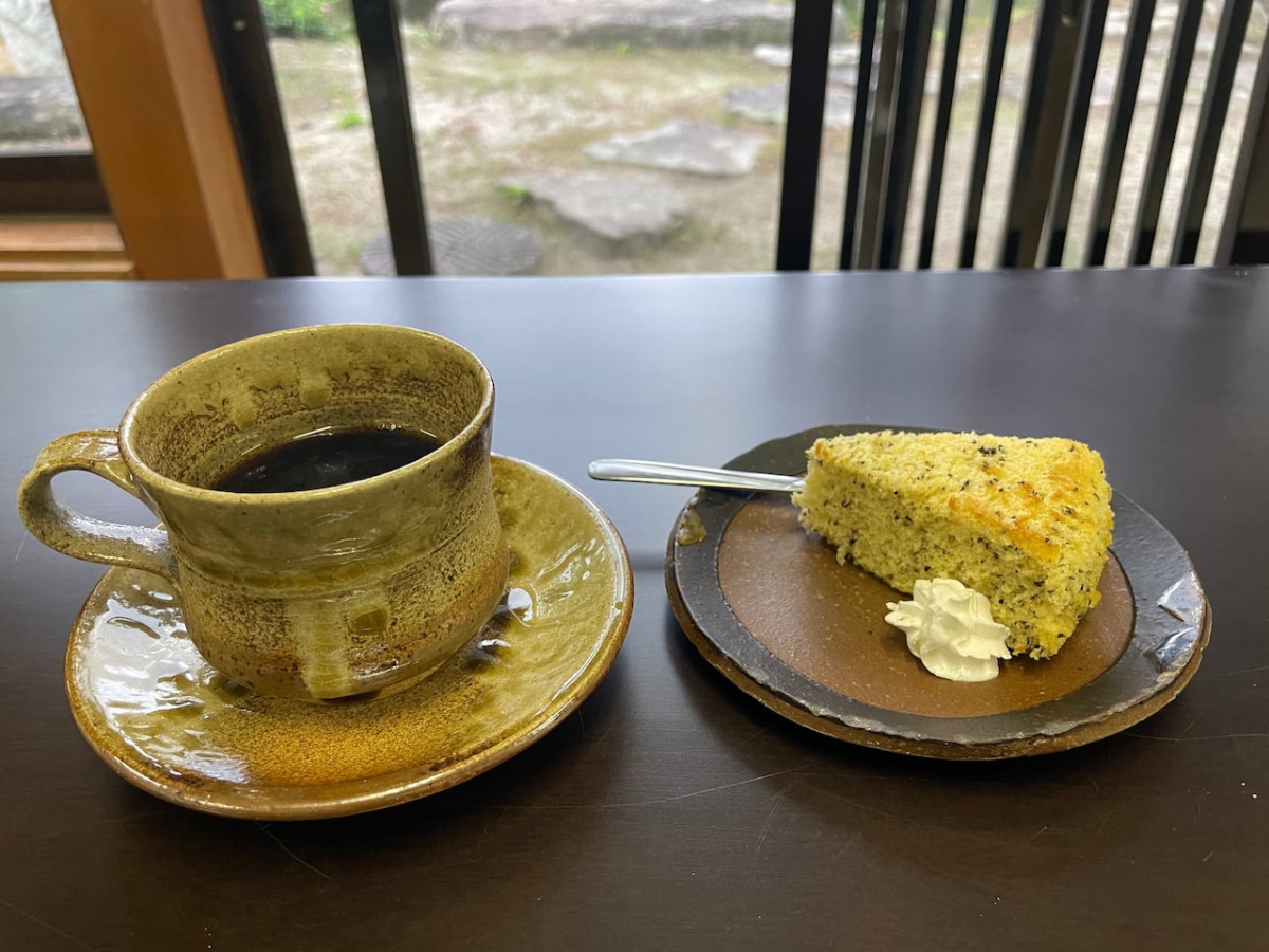島根県奥出雲町にある食事処『卜蔵庭園椿庵』のランチに付くコーヒーとケーキ