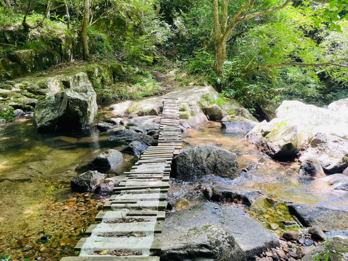 鳥取県日野郡日南町にある聖滝の縁結び橋