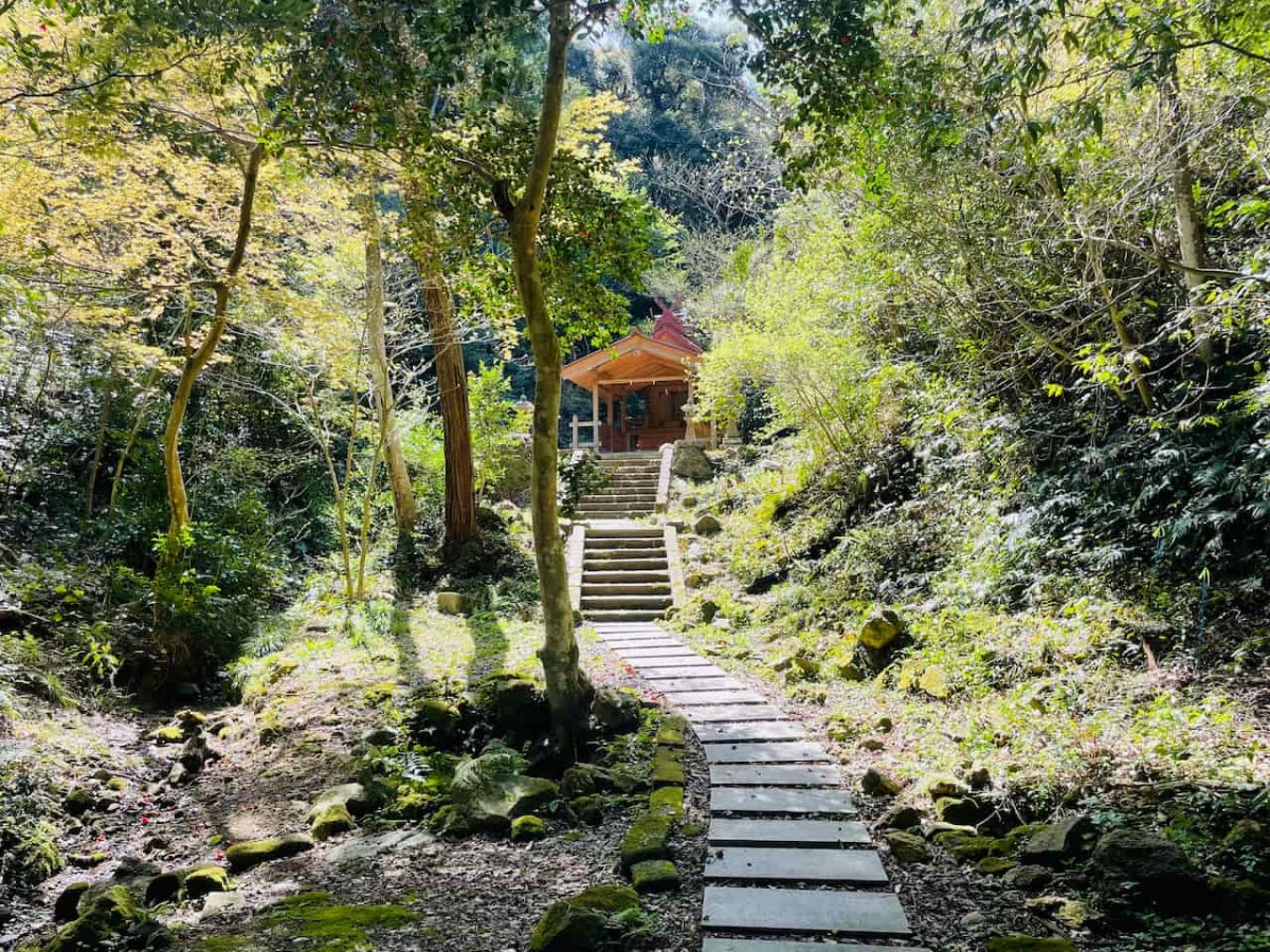 島根県松江市にある美保神社の『久具谷社』の参道。