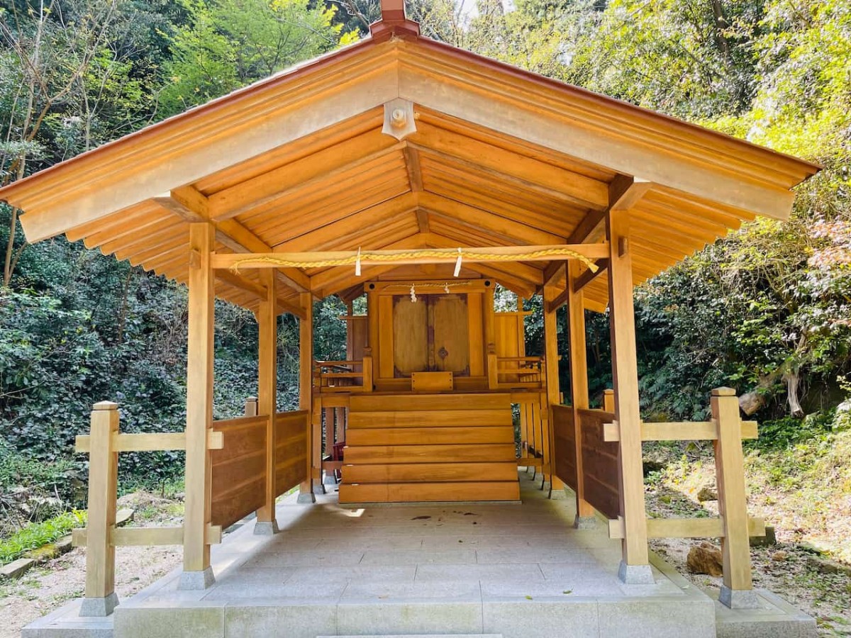 島根県松江市にある美保神社の『久具谷社』の御本殿。