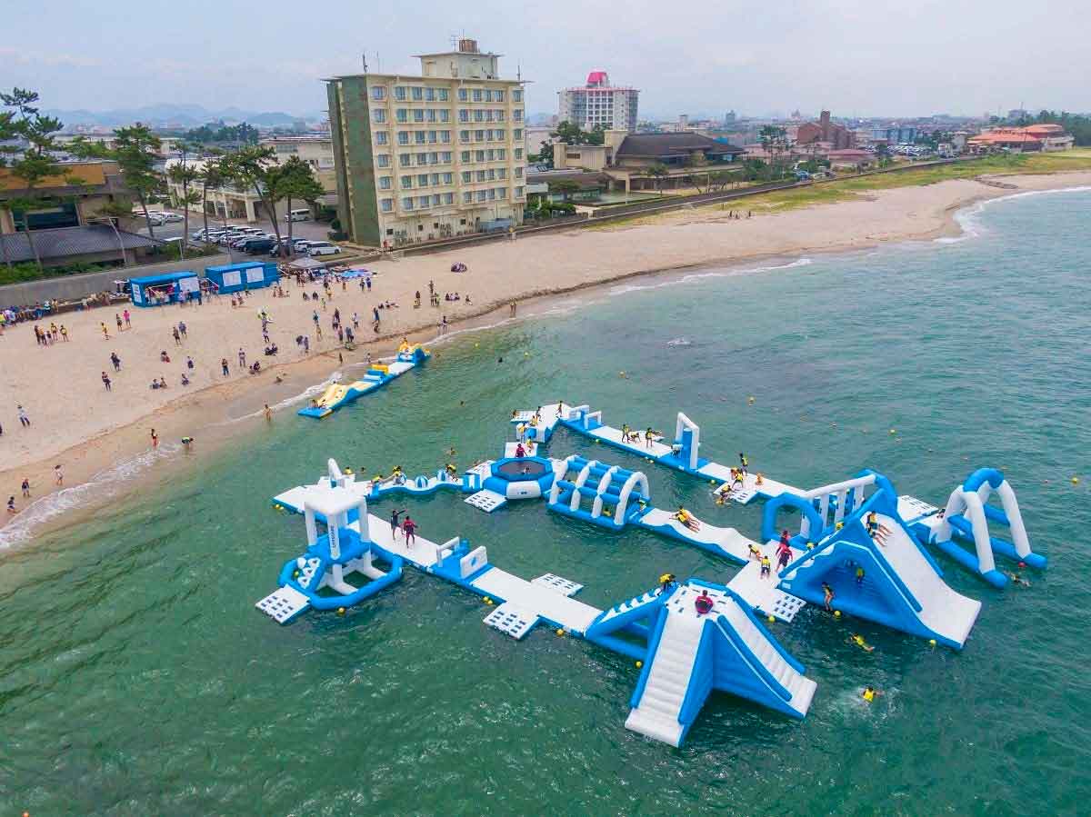 鳥取県米子市の皆生温泉で開催される夏イベント「海上アスレチック 海皆-KAIKAI-」の過去開催の様子