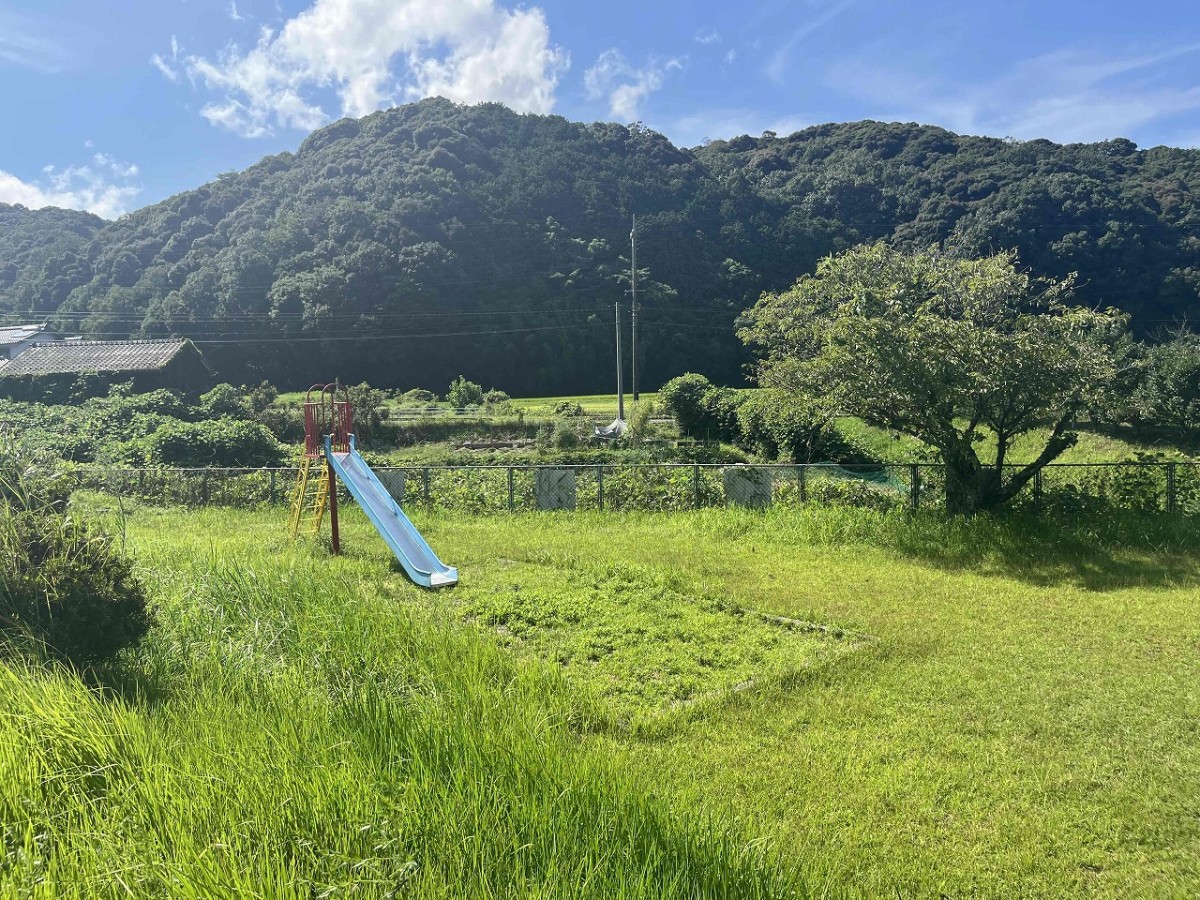 松江市宍道町にある『菅原天満宮』付近の公園の滑り台