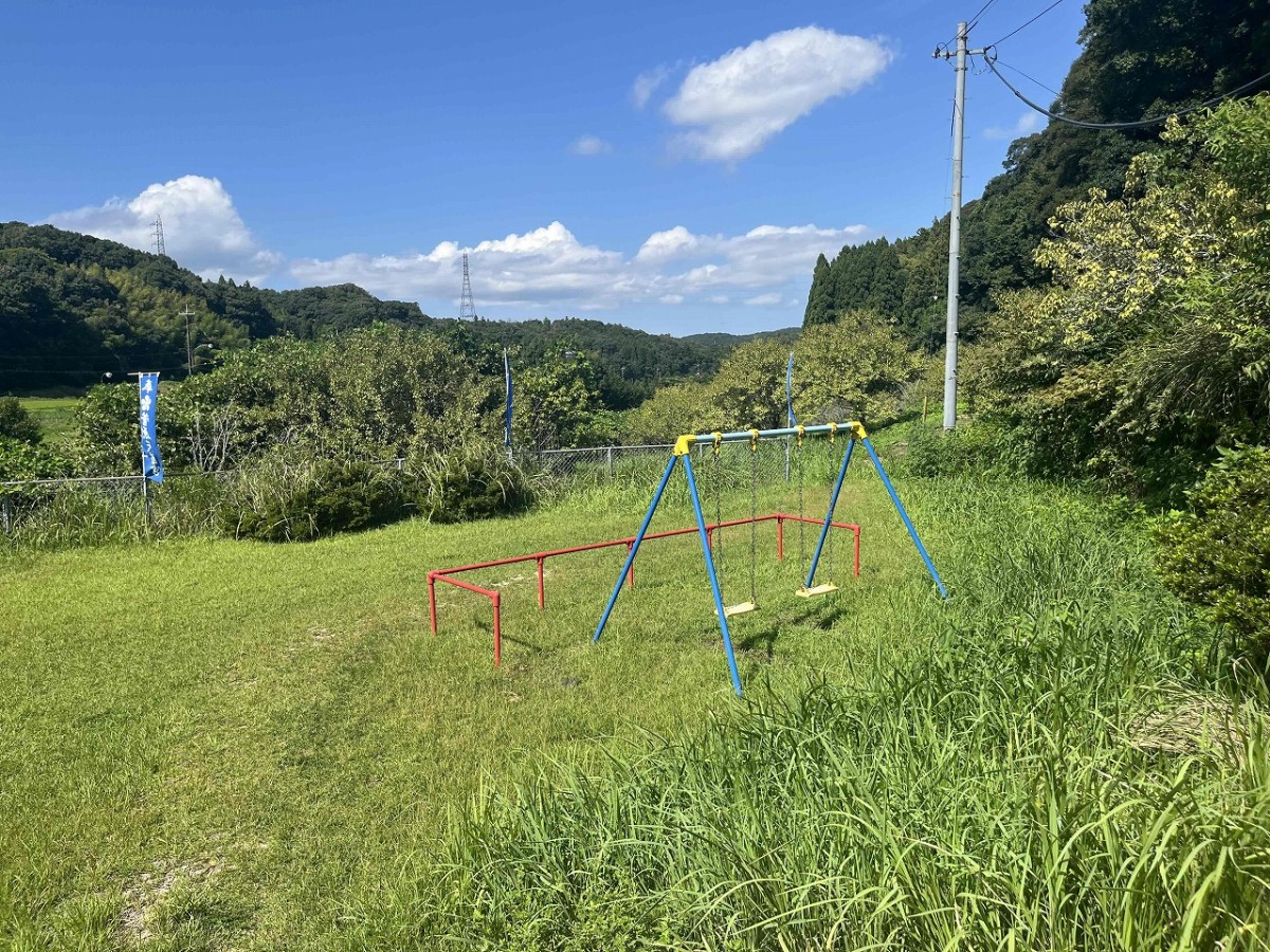 松江市宍道町にある『菅原天満宮』付近の公園のブランコ