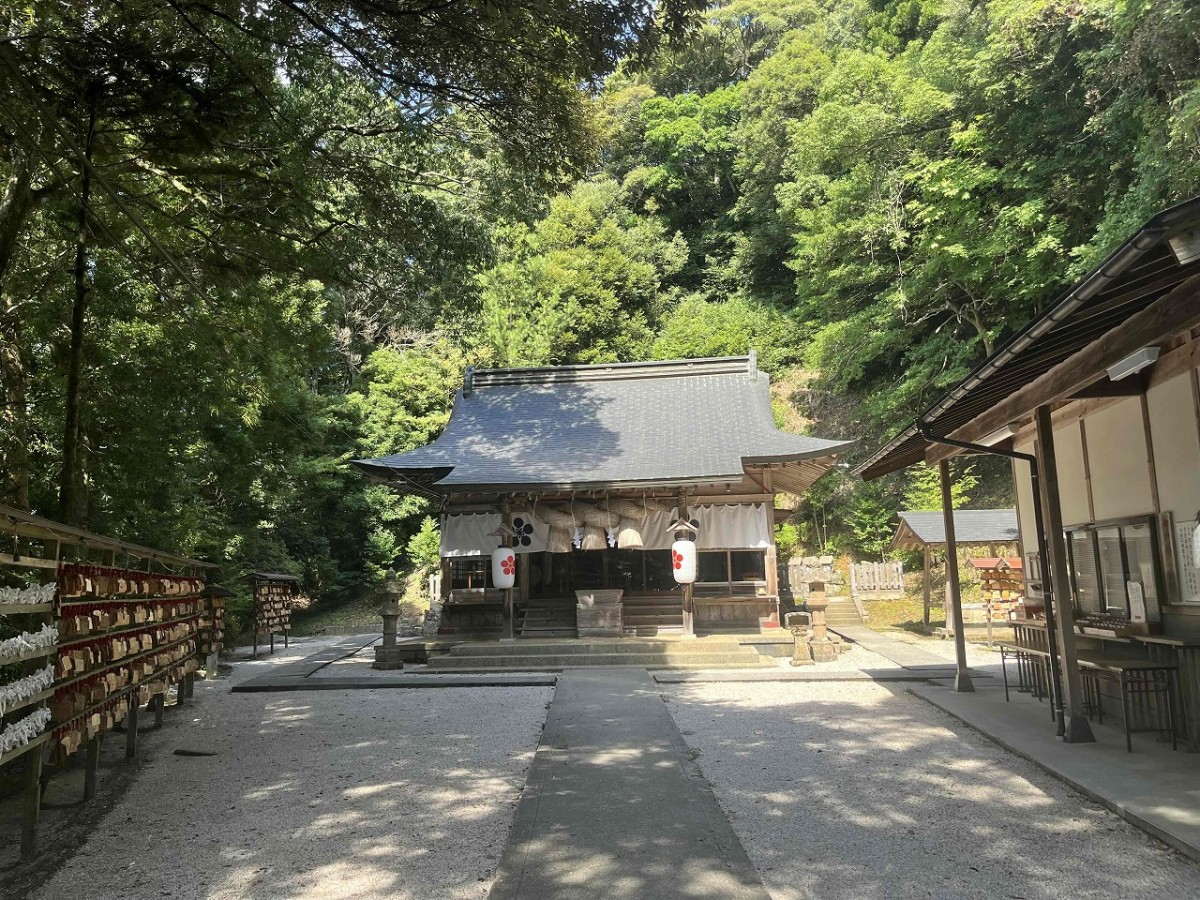 松江市宍道町にある『菅原天満宮』の本殿と境内