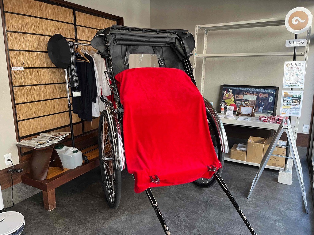 島根県出雲市大社町にある一棟貸し古民家宿『養神館』の土間にある人力車