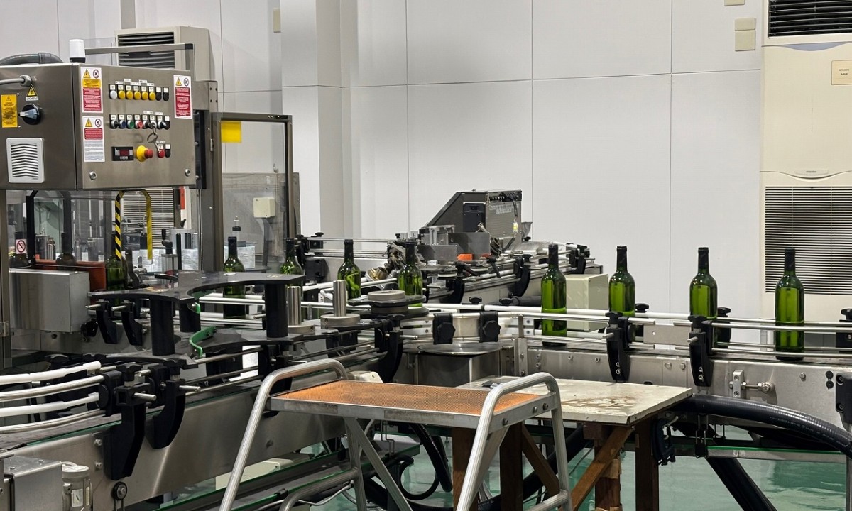 出雲市大社町にある『島根ワイナリー』の工場見学の様子