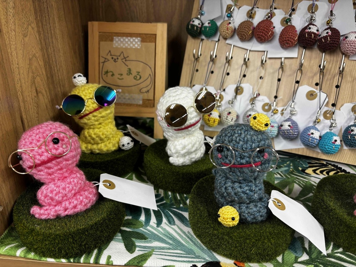 島根県出雲市「サンロードなかまちに」にある『ボックスショップ出雲』ニット作品