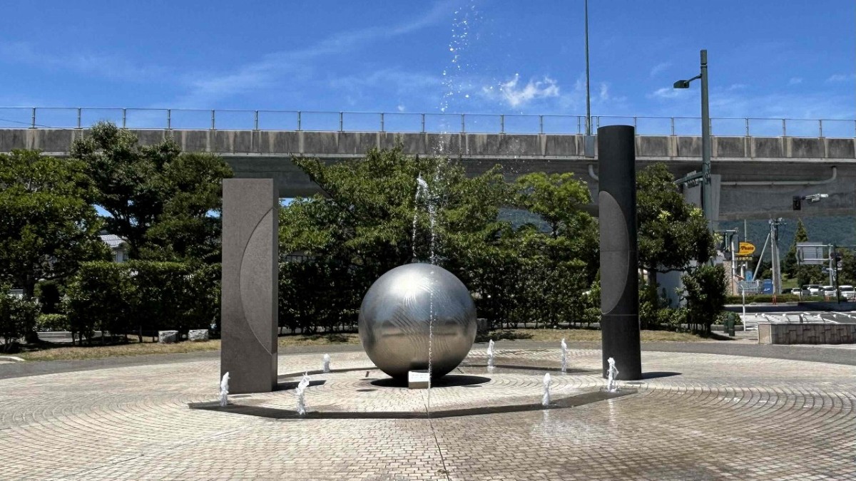 島根県出雲市にある『姫原西公園』の噴水稼働時の球体オブジェ