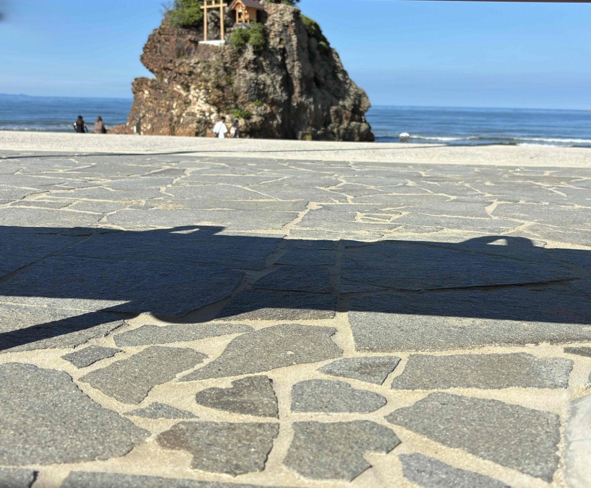 島根県出雲市の『稲佐の浜』のハートクローバーと弁天島