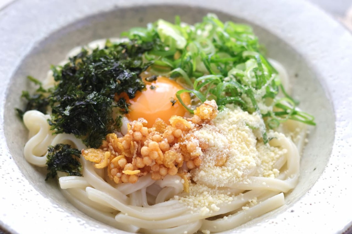 島根県松江市『やすもと醤油』の「ザクザクドレッシングうま塩味」を使って作る「やみつき！ザクザク釜揚げうどん」「やみつき！ザクザク釜揚げうどん」