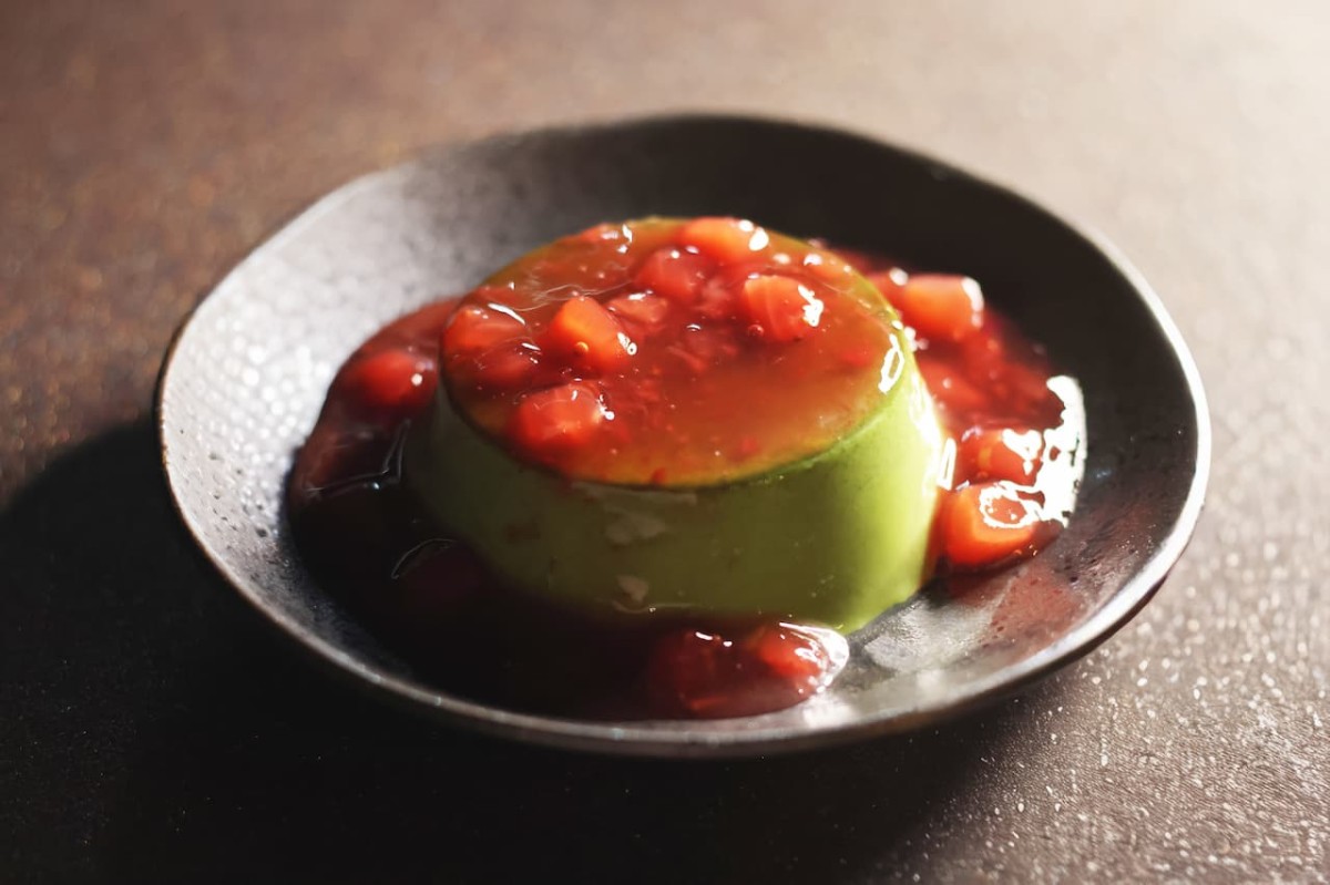 島根県松江市にあるカフェ『ぐりはまっちゃ』の「抹茶プリン（苺ピューレ）」