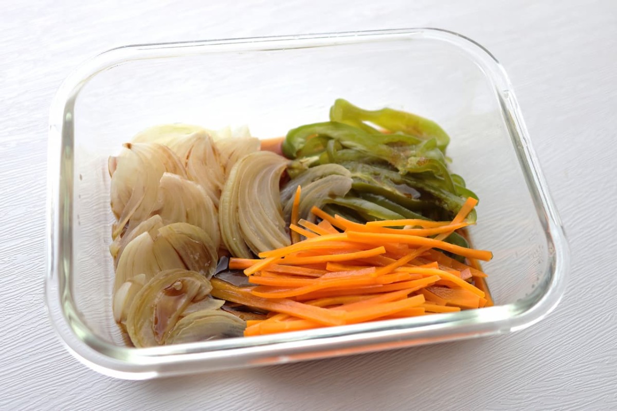 耐熱容器に入れた野菜