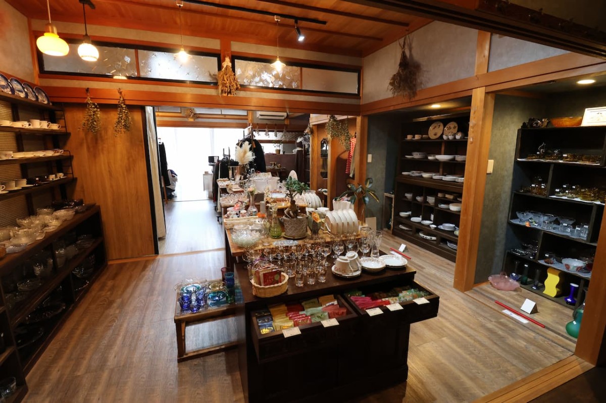 島根県安来市『アンティーク雑貨M＆C』の内観
