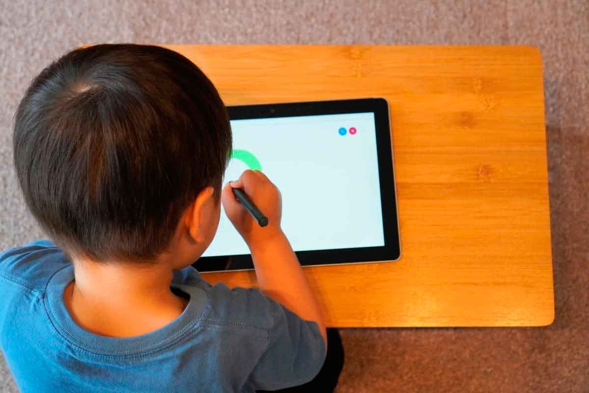 タブレットのアプリで遊ぶ幼児